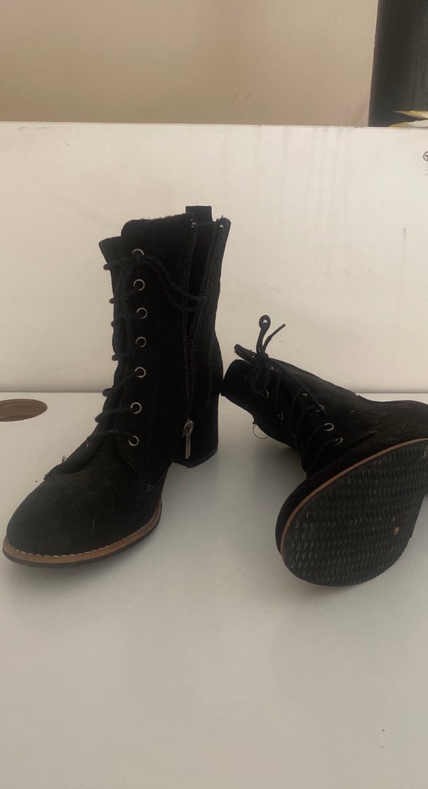 Siyah Süet Gotik Tokalı Topuklu Bot - Görsel 2