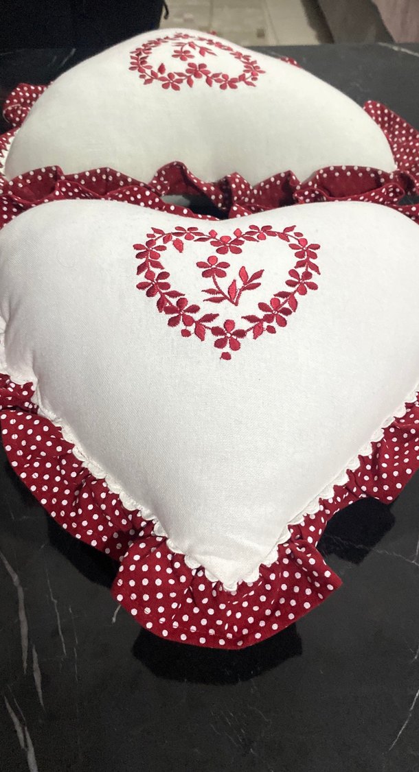 Bordo Nakışlı Kalp Yastık - Görsel 2