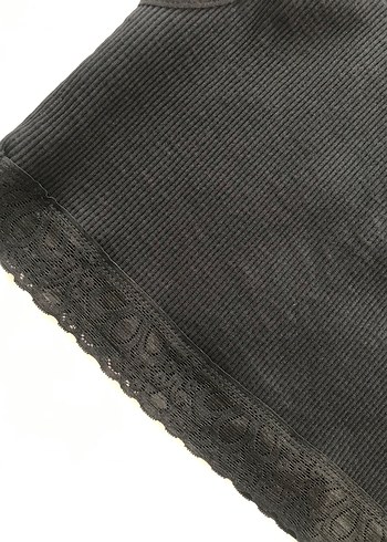 Dantelli Siyah Kolsuz Crop Top - Görsel 2
