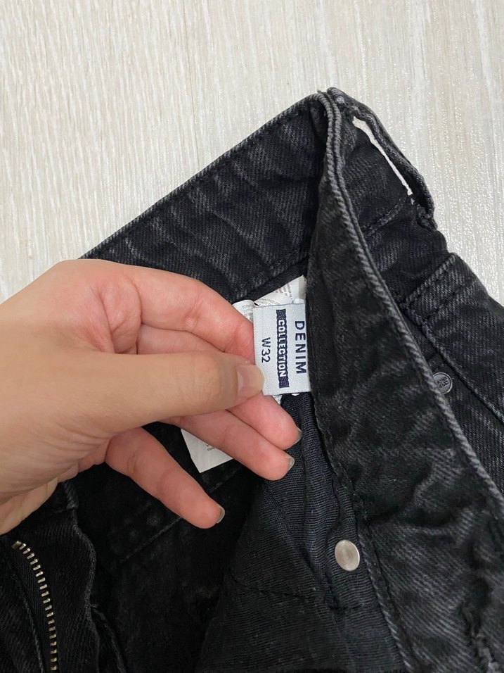 Defacto Siyah Yırtık Mini Denim Şort - Görsel 3