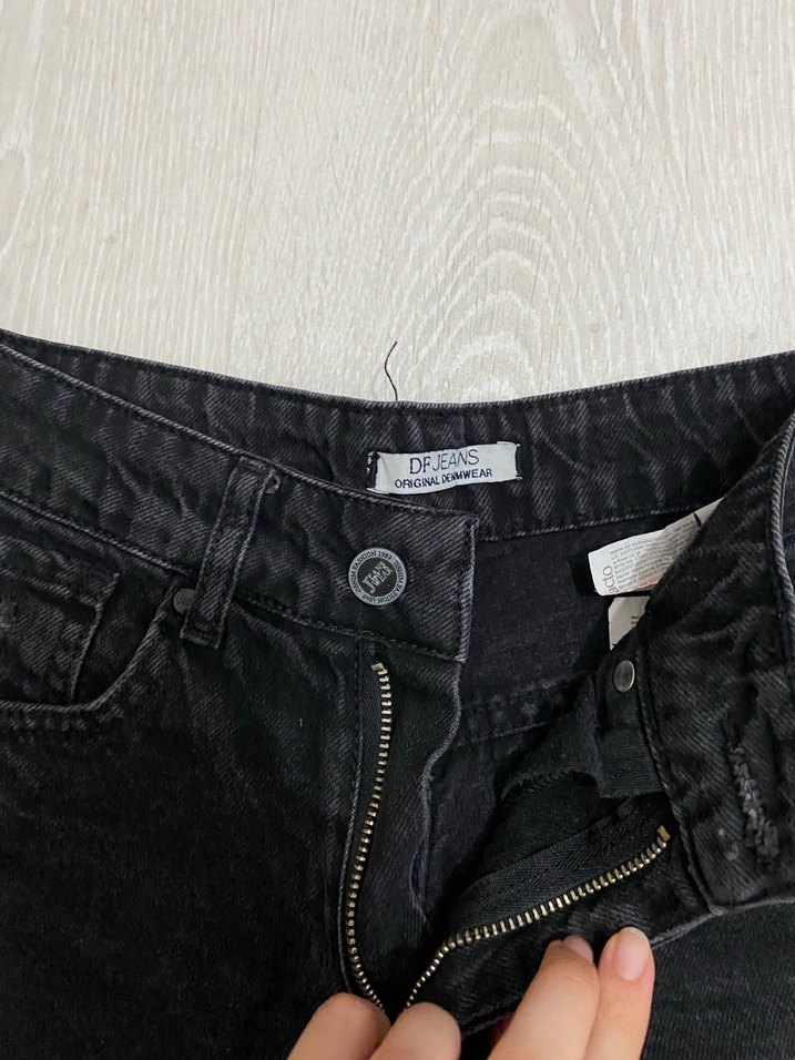 Defacto Siyah Yırtık Mini Denim Şort - Görsel 2