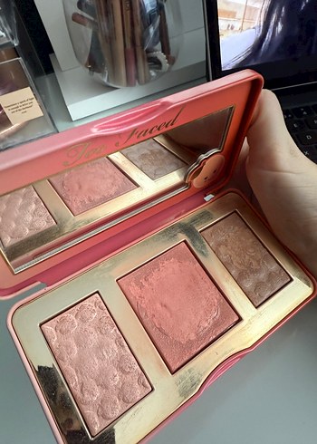 Beden Too Faced Sweet Peach Glow yüz palleti