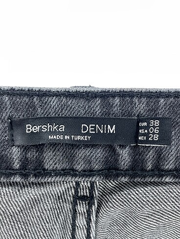 38 Beden siyah Renk Bershka Jean / Kot %70 İndirimli.
