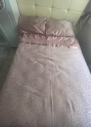 İşlemeli Parlak Pembe Yatak Örtüsü - Görsel 2