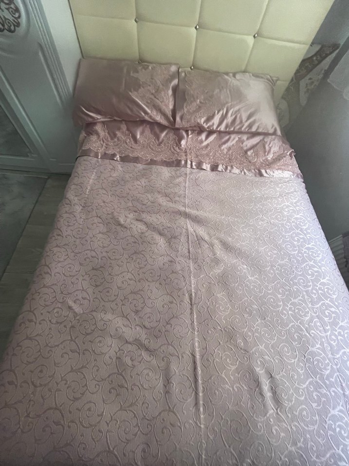 İşlemeli Parlak Pembe Yatak Örtüsü - Görsel 2