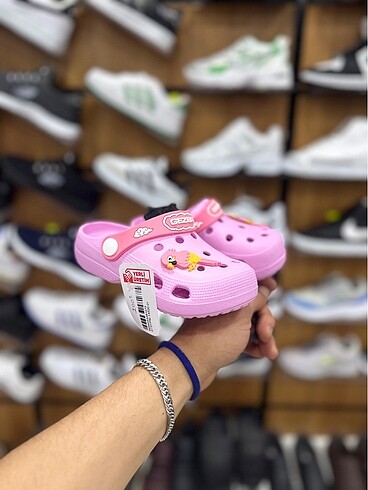 Çocuk Crocs Gezer