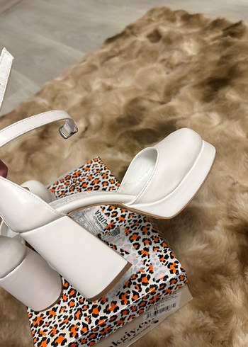 Beyaz topuklu ayakkabı - Görsel 2