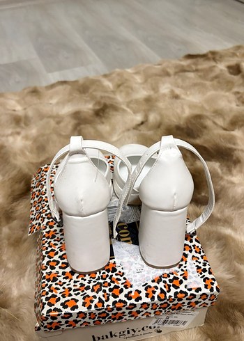 Beyaz topuklu ayakkabı - Görsel 7