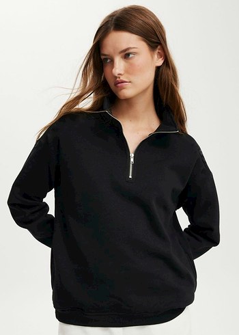 siyah ve yeşil yarım fermuarlı sweatshirt
