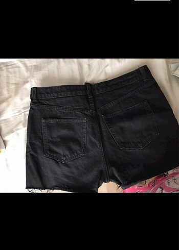 H&M Düğmeli Siyah Mini Kot Şort