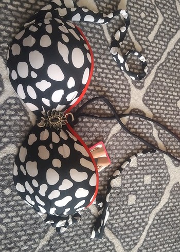 Zincir Detaylı Siyah Beyaz Desenli Bikini Üstü