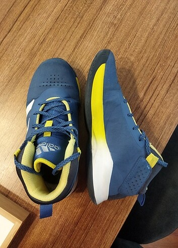 35 Beden Adidas Çocuk Basketbol Ayakkabısı