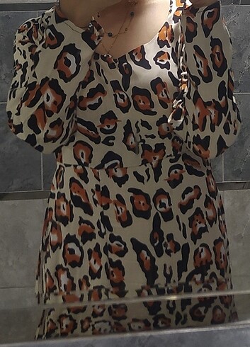 Leopar desenli bilekte elbise