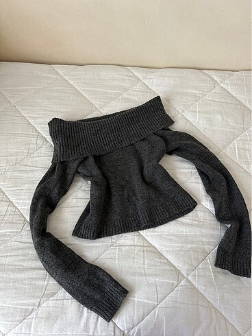 Omzu acik crop kazak