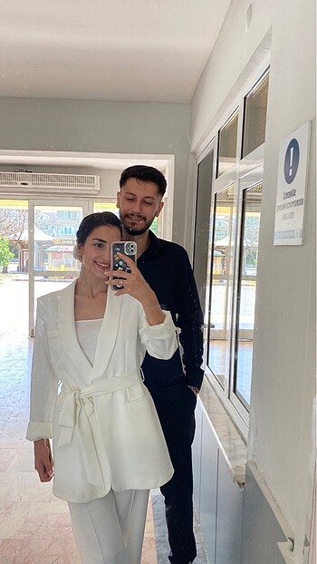 Beyaz takım elbise