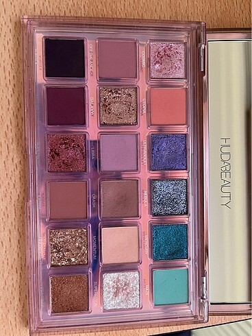  Beden Huda beauty far paleti