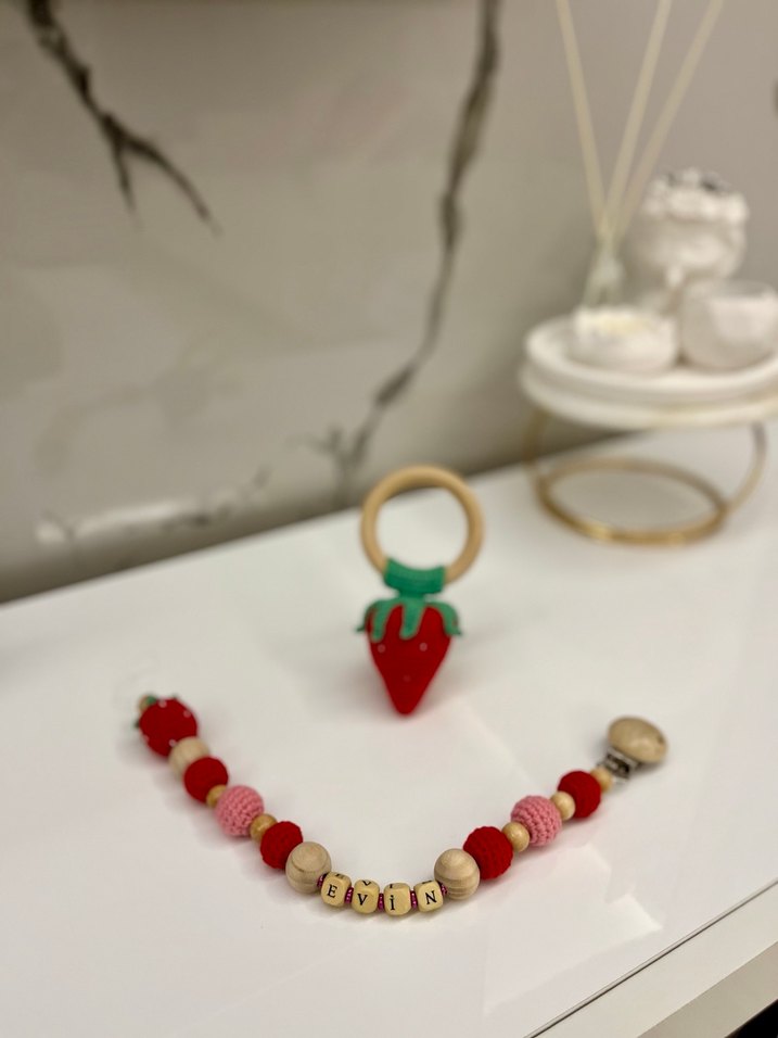 Renkli Çilekli Diş Kaşıyıcı, Çıngırak Seti & Emzik Askısı - Görsel 2