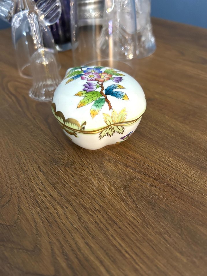 Herend Pastel Renkli Beyaz Çiçek Desenli Seramik Kutu - Görsel 2