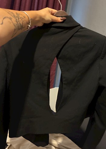 38 Beden sırtı açık crop blazer