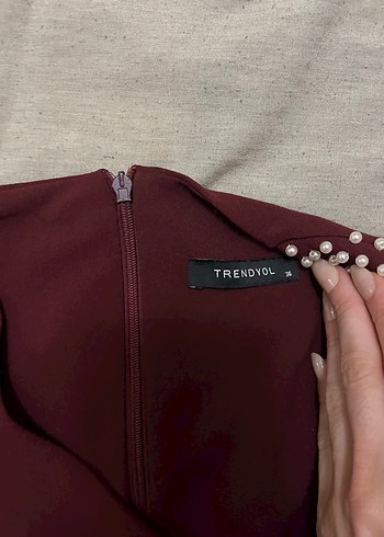 Bordo V Yaka Nakışlı Kalem Elbise - Görsel 2