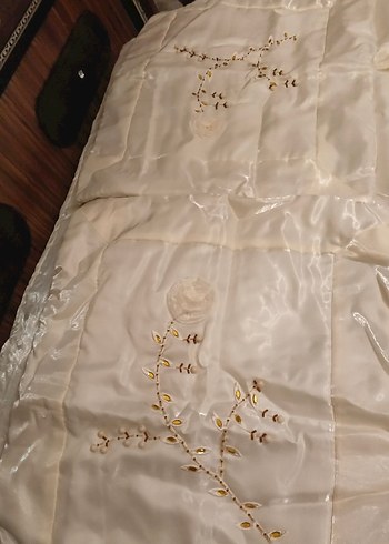 İşlemeli Parlak Krem Yatak Örtüsü - Görsel 9