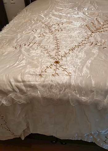 İşlemeli Parlak Krem Yatak Örtüsü - Görsel 2