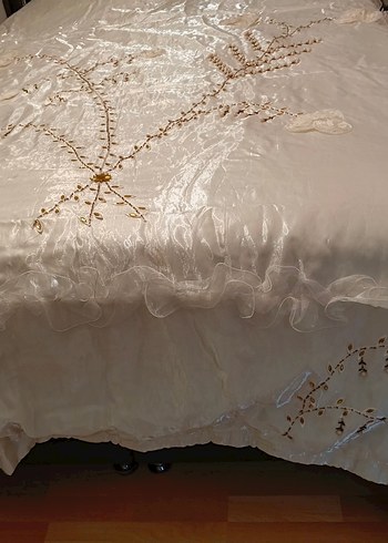 İşlemeli Parlak Krem Yatak Örtüsü - Görsel 8