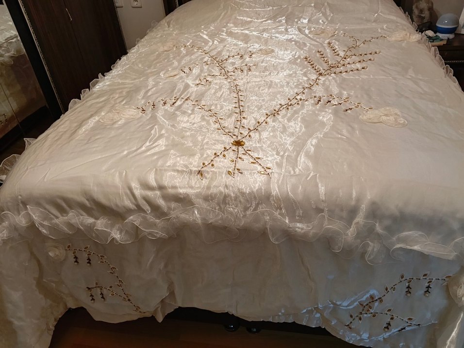 İşlemeli Parlak Krem Yatak Örtüsü - Görsel 2