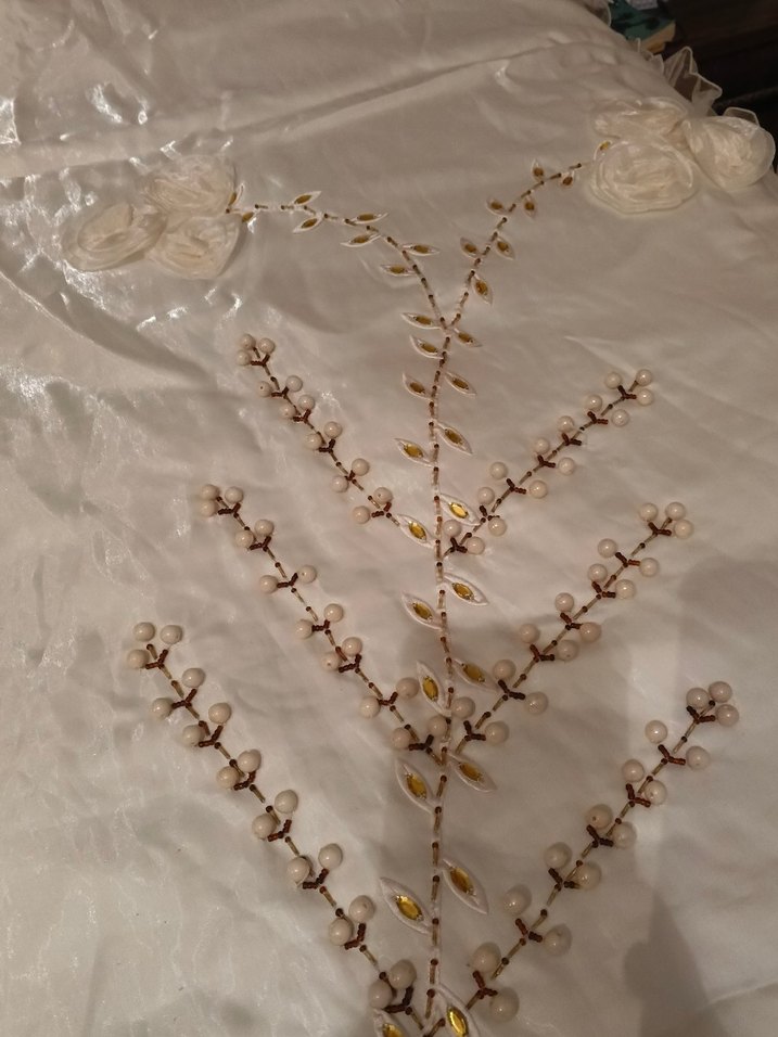 İşlemeli Parlak Krem Yatak Örtüsü - Görsel 5