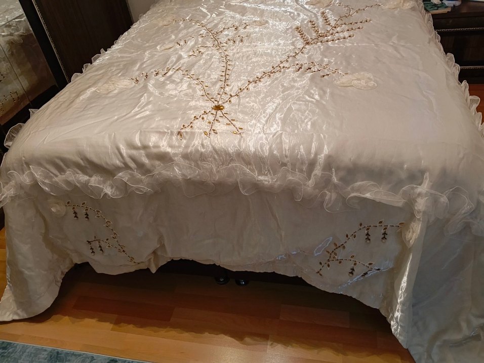 İşlemeli Parlak Krem Yatak Örtüsü - Görsel 3