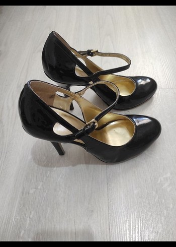 39 Beden siyah Renk Ninewest Siyah Parlak Tokalı Stiletto
