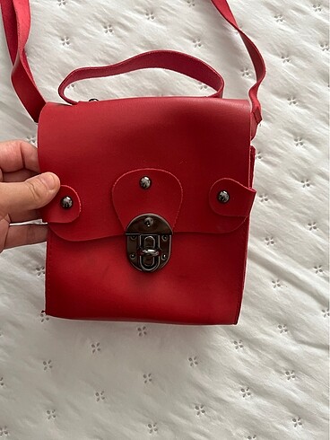 Kırmızı çanta - Görsel 2
