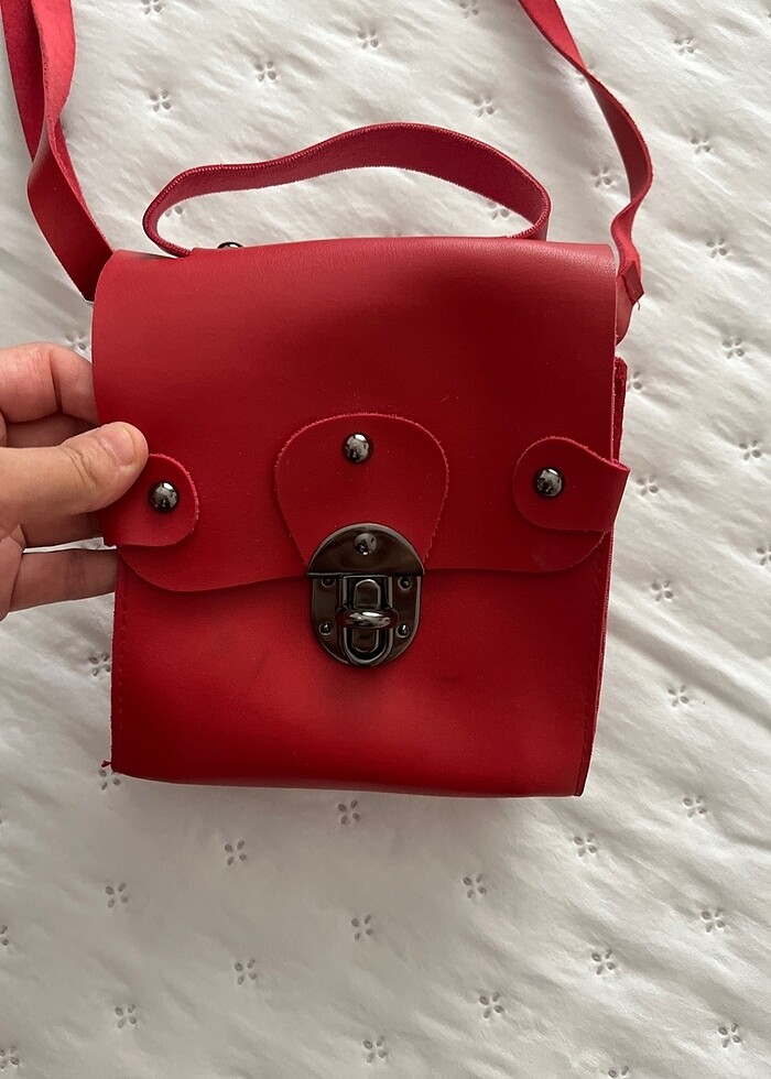 Kırmızı çanta - Görsel 2