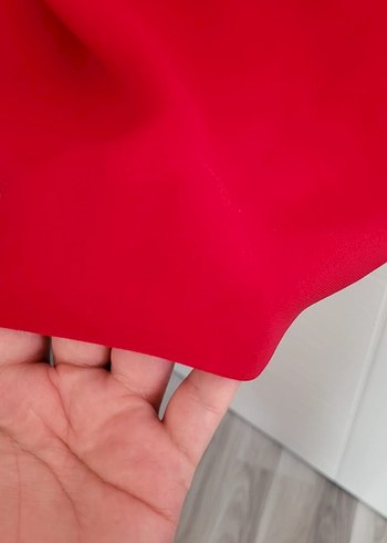 Kırmızı Düğmeli V Yakalı Midi Elbise - Görsel 4