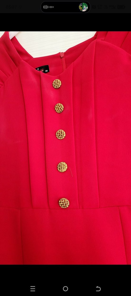 Kırmızı Düğmeli V Yakalı Midi Elbise - Görsel 3