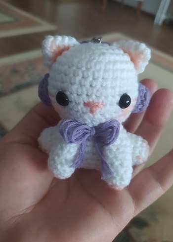 Beyaz ve Pastel Renkli El Örgüsü Peluş Oyuncak