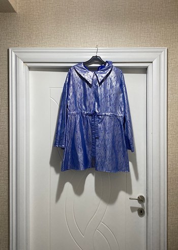 Mavi Parlak Midi Düğmeli Kadın Yağmurluk - Görsel 2