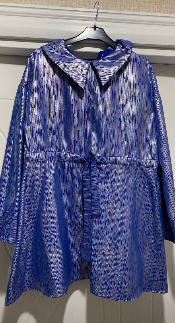 Mavi Parlak Midi Düğmeli Kadın Yağmurluk - Görsel 3