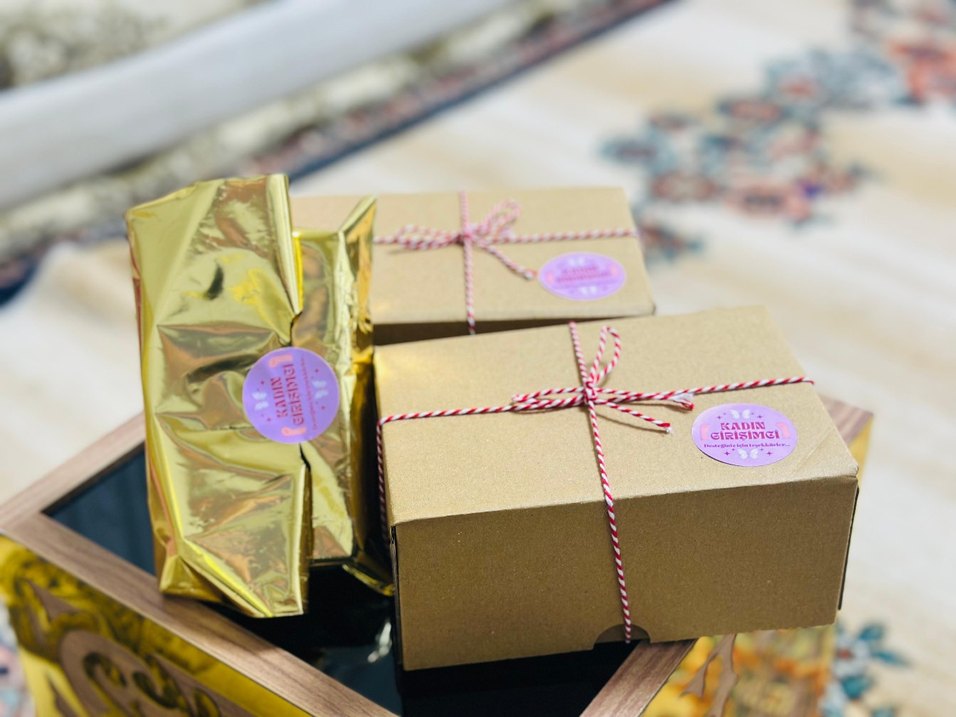 Altın Renkli Hediye Kutusu - Görsel 2