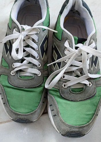 Gri ve yeşil erkek spor ayakkabı - Görsel 3