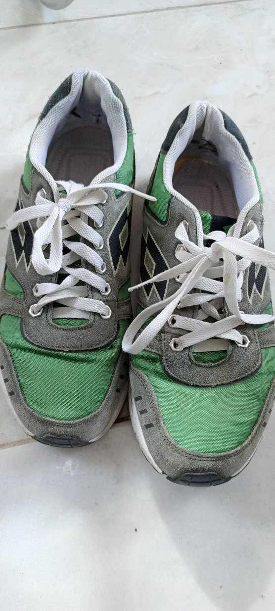 Gri ve yeşil erkek spor ayakkabı - Görsel 3