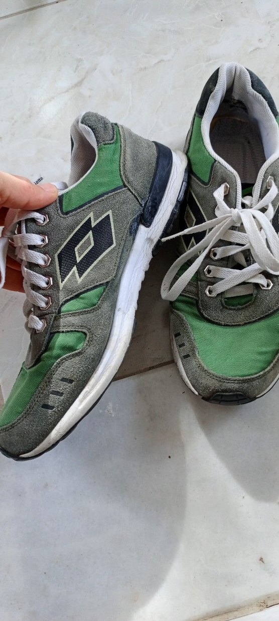 Gri ve yeşil erkek spor ayakkabı - Görsel 4