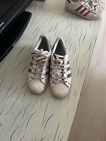 39 Beden beyaz Renk Adidas spor ayakkabısı