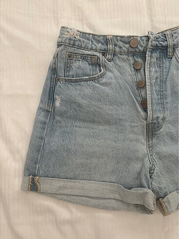 Stradivarius Mom jean şort Hiç kullanılmadı hatası kusuru yoktur.