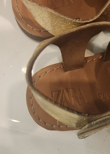 24 Beden ZARA Kız Çocuk Altın Rengi Deri Dolgu Topuklu Sandalet