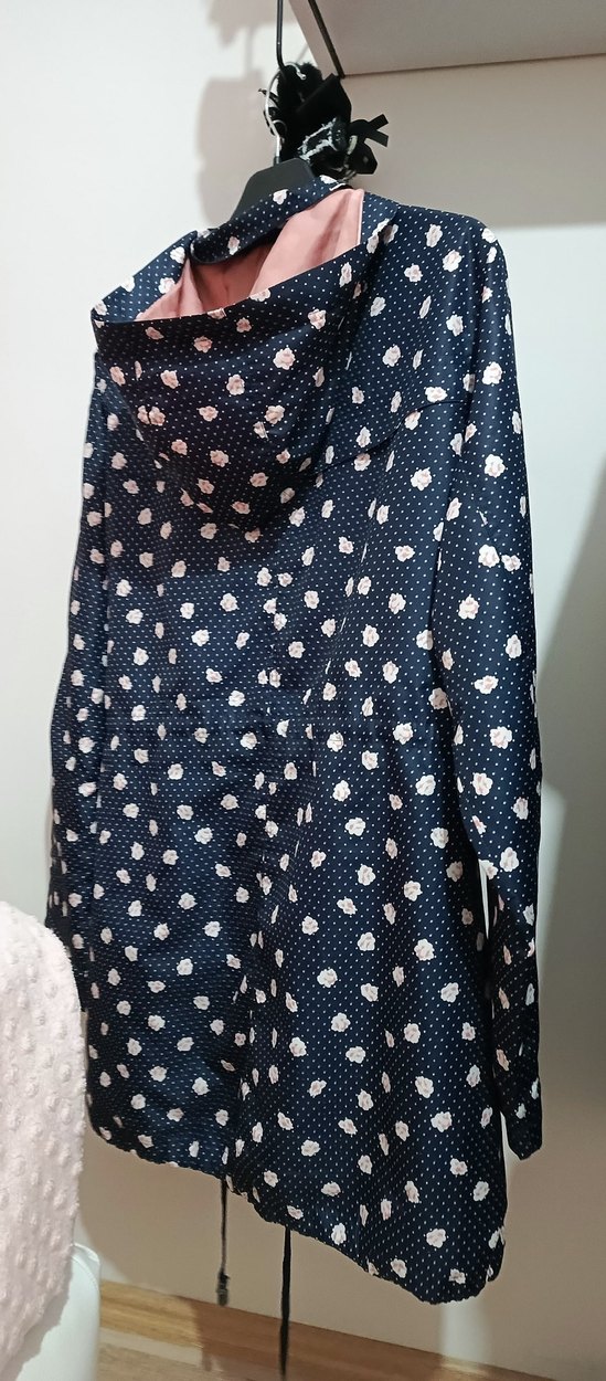 Kadın Lacivert Puantiyeli Uzun Yağmurluk - Görsel 4