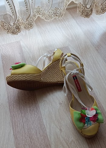 Sarı Çiçekli Fırfırlı Dolgu Topuklu Espadril - Görsel 3