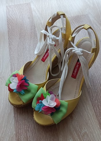 Sarı Çiçekli Fırfırlı Dolgu Topuklu Espadril - Görsel 2