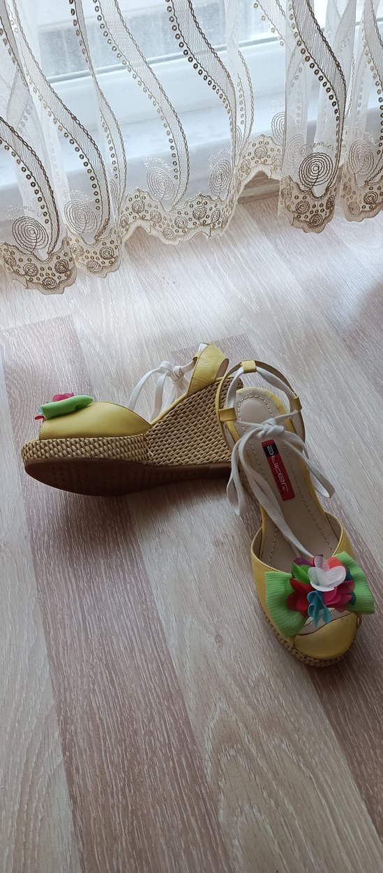 Sarı Çiçekli Fırfırlı Dolgu Topuklu Espadril - Görsel 3