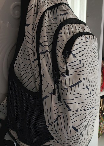 Beyaz Desenli Sırt Çantası - Görsel 3